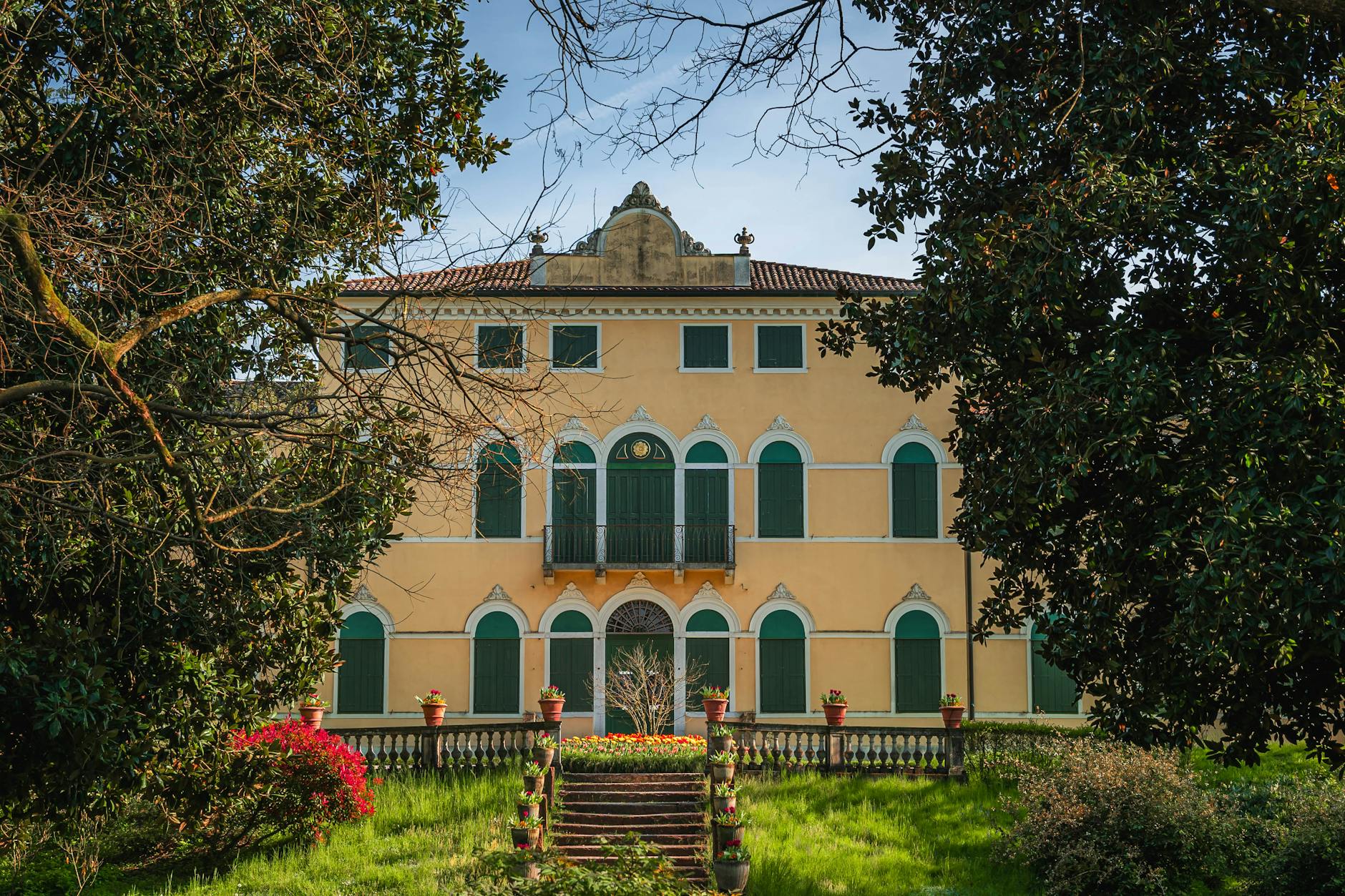 Romantic things to do in Milan exploring the Giardini di Villa Reale